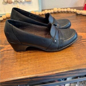 Clarks Black Leather Loafer Heels Classic Comfort Work Shoe Size 8 career